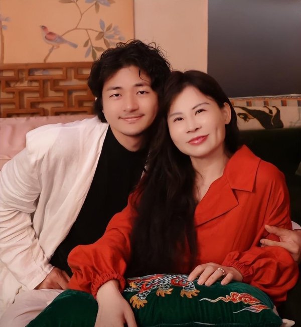 股票在线配资平台 500平豪宅的背后！陈冰凭什么吸引无数90后，意外揭开成功之道